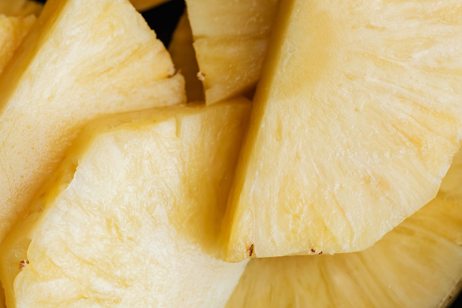Närbild på saftiga, skurna bitar av färsk ananas.
